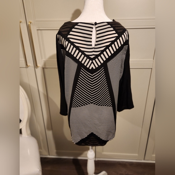 Geometric Design Black and White Blouse - Picture 4 of 6